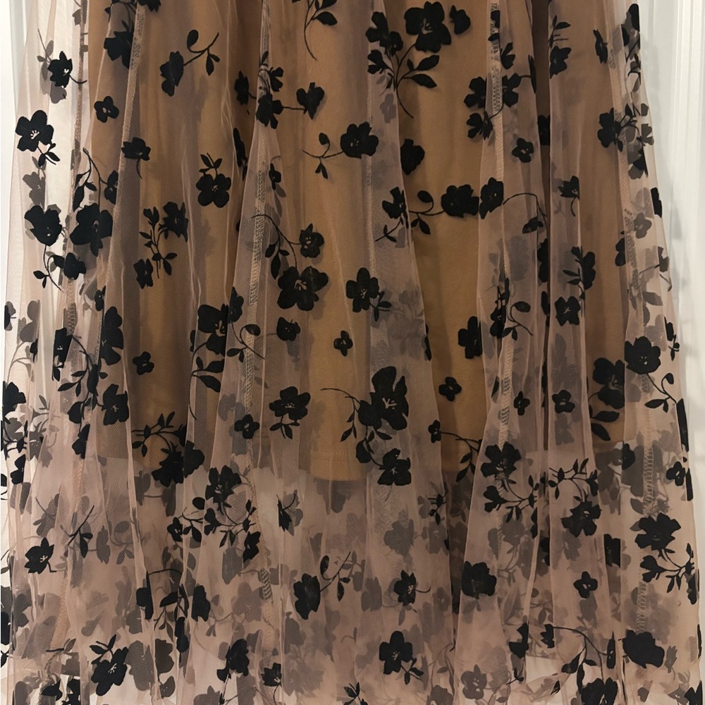 Elegant Black and Tan Appliqué Floral Skirt - Picture 2 of 5